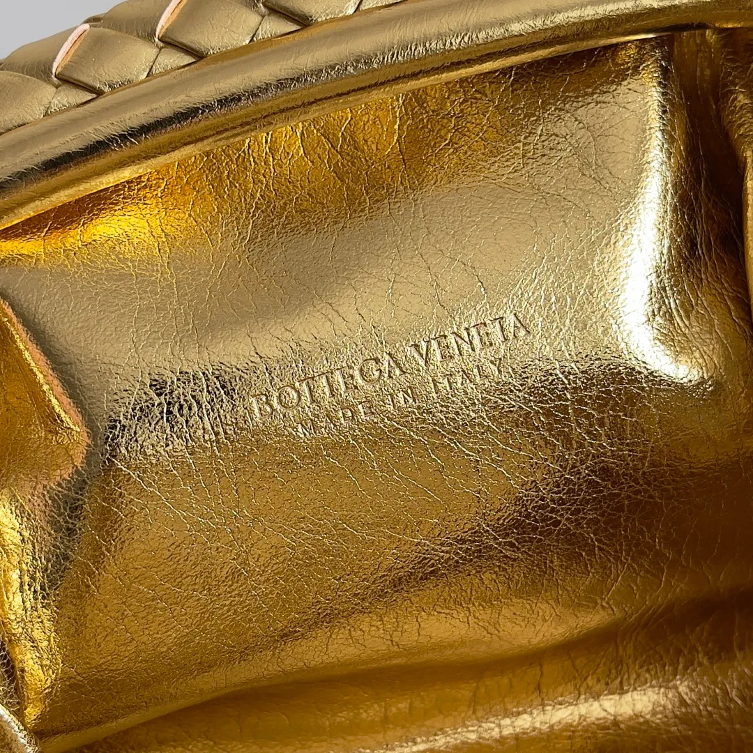Batch 1880 BOTTEGA VENETA LAUREN 1980 small clutch bag is new! The small size that many people squat on is finally here. The self-adjustable zipper is a highlight of this bag. After being removed, it can be used as a handbag for important occasions. One bag unlocks two carrying methods at the same time. It is practical and has a unique sense of structure and beautiful lines. It is more elegant than a small cloud. It is a tribute to the classics and the pursuit of modernity. Style number: 804038 Size: 27*15*8cm